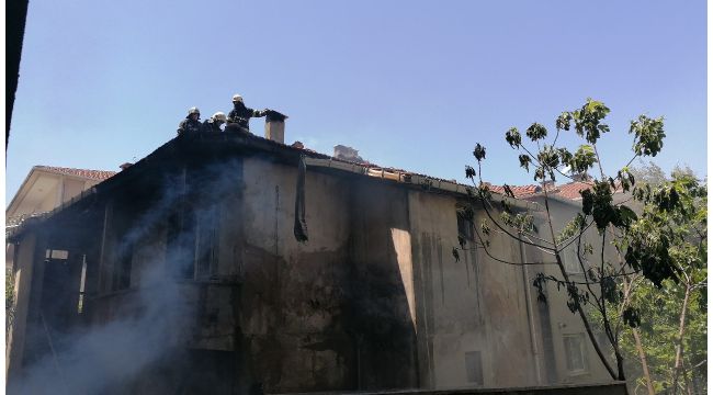Gebze'de alev alev yanan ev küle döndü