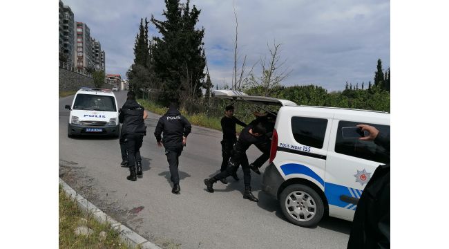Polise yumruk atan kardeşlere 30 gün ev hapsi