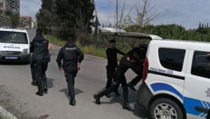 Gebze'de yasağı ihlal eden şahıs kendisini uyaran polisi yumrukladı