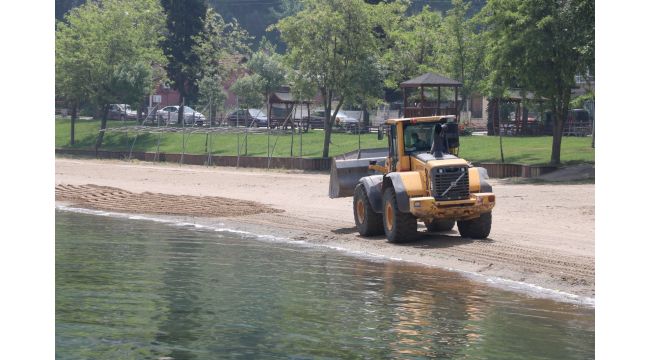 Gölcük ve Karamürsel'de plajlara kum seriliyor