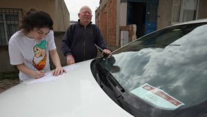 Görme engelli Zühtü amcanın yardımına koştular