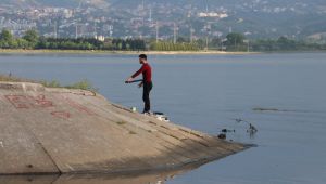 İntiharı şova dönüştüren genç pompalı tüfeği kendine dayayarak çekirdek yedi