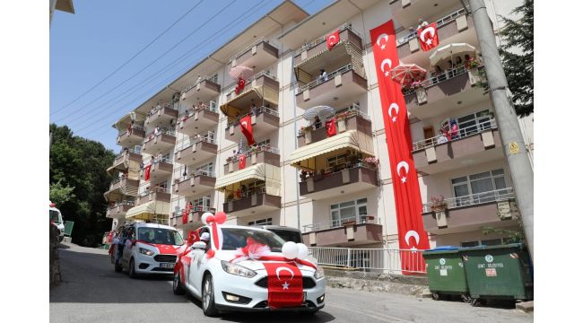 İzmit’te 19 Mayıs coşkusu balkonlara taştı