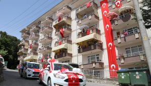 İzmit’te 19 Mayıs coşkusu balkonlara taştı