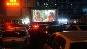 İzmit’te vatandaşlar açık havada sinema filmi izledi