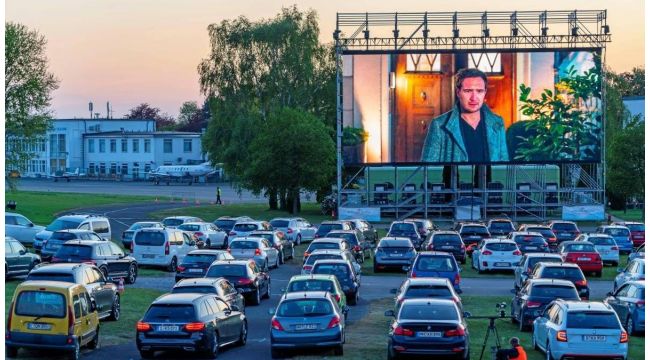 İzmit’te vatandaşlar arabalarından açık hava sinema filmi izleyecek