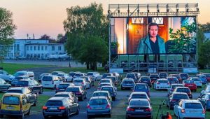 İzmit’te vatandaşlar arabalarından açık hava sinema filmi izleyecek