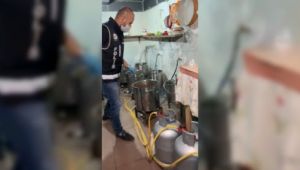 Kaçak içki imal edilen eve operasyon