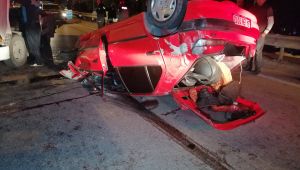 Karşı şeride geçen otomobil 2 araca çarptı