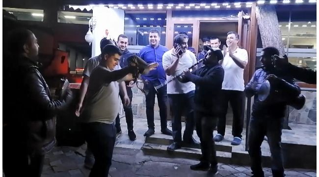 Klarnet ve darbukayla sokakları şenlendirerek bahşiş topladılar