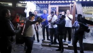 Klarnet ve darbukayla sokakları şenlendirerek bahşiş topladılar