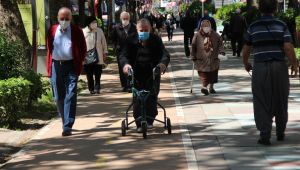 Kocaeli'de yaşlılar güneşin tadını çıkartıyor