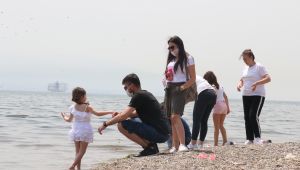 Kocaeli’de maskesini takan sahile akın etti