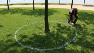 Parklarda sosyal mesafe korunacak