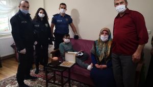 Polisi görünce kaçarken ayağını kıran çocuğa polislerden ziyaret