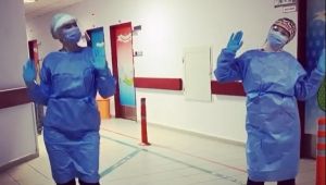 Sağlıkçılar azalan vaka sayısını dans ederek kutladı