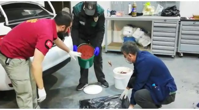 Salça kovalarından uyuşturucu hap çıktı