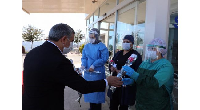 Şayir, sağlık çalışanı anneleri unutmadı!