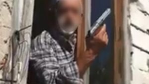 Tabancayla havaya ateş açıp bayramı kutladı