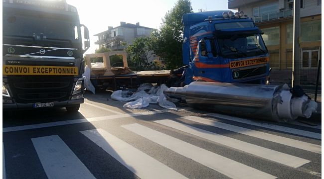 Tırdan düşen demir silindir yolu trafiğe kapattı