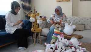 Torunu için ördü şimdi siparişlere yetişemiyor