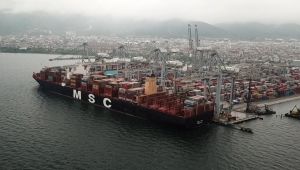 Ülke tarihinin en büyük konteyner gemisi Kocaeli'ne demirledi