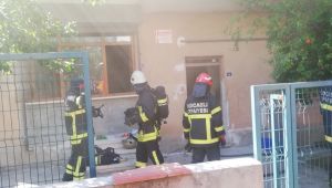 3 katlı binada çıkan yangında 2 kişi dumandan etkilendi