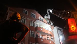 5 katlı binanın çatısında çıkan yangın korkuttu