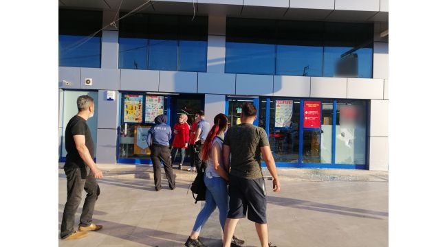 Alışveriş yaptığı marketi savaş alanına çevirdi