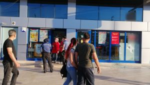 Alışveriş yaptığı marketi savaş alanına çevirdi