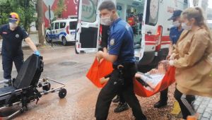 Ayrı yaşadığı eşi ile tartışan koca eşini bıçaklayıp kaçtı