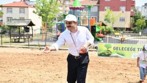 Başkan Çiftçi, çocuklarla fidan dikti