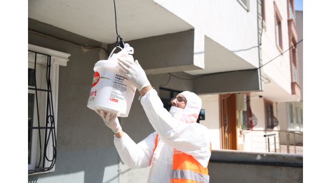 Belediye, karantinaya alınan sokakta ekmek dağıttı