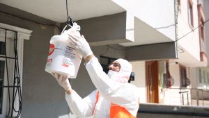 Belediye, karantinaya alınan sokakta ekmek dağıttı