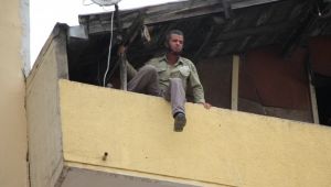 Cezaevindeki kız kardeşini görmek için intihara kalkıştı