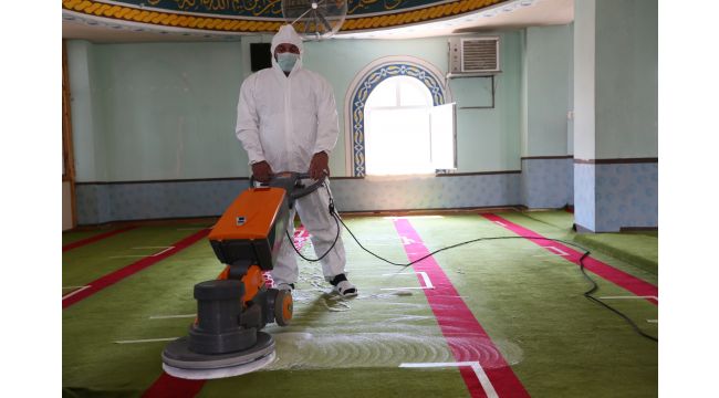 Derince'de camiler dezenfekte ediliyor