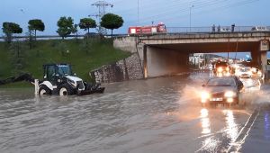 Dün akşam yağan sağanak D100'ü göle çevirdi