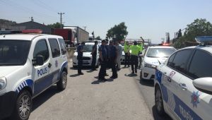 Dur ihtarına uymayan sürücü polise çarptı 