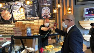 Esnafın ilk müşterisi Aydın Ünlü oldu