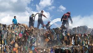 Fabrikanın atık kağıtlar alev alev yandı