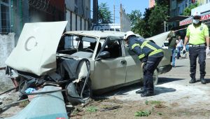 Freni patlayan otomobil sağlık ocağı bahçesine uçtu: 2'si çocuk 5 yaralı