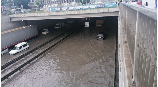 Gebze'de araçlar sel suyuna battı