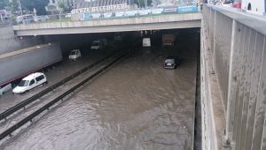 Gebze'de araçlar sel suyuna battı