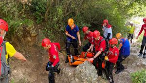 Gebze'de kayalıklardan düşen vatandaş kurtarıldı