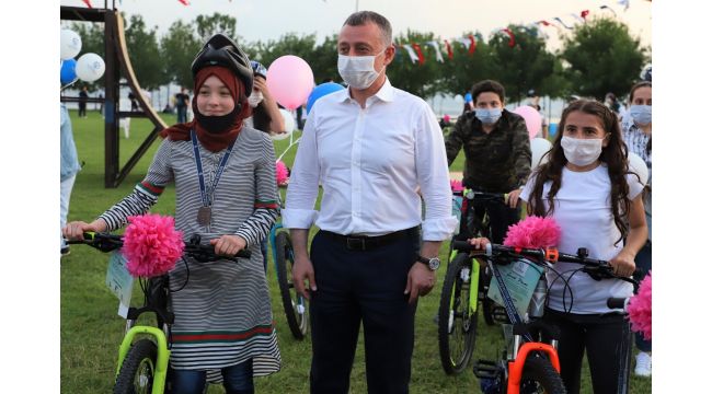 Gençler sizler bizim geleceğimizsiniz