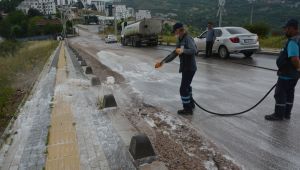 İzmit Belediyesi yağmur sonrası yolları temizliyor