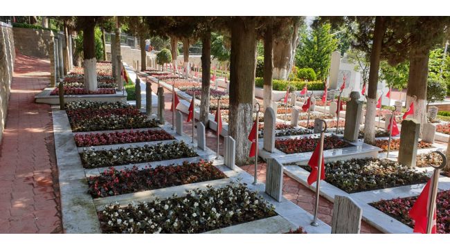İzmit Namazgah Şehitliği çiçeklerle donatıldı