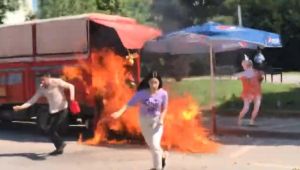 Karpuz yüklü aracını benzin döküp yaktı