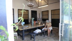 Kocaeli’de bulunan ahırı sanat atölyesine dönüştürdü