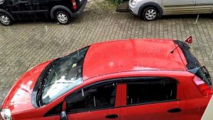 Kocaeli’de etkili olan dolu yağışı araçların üzerine halı serdirdi